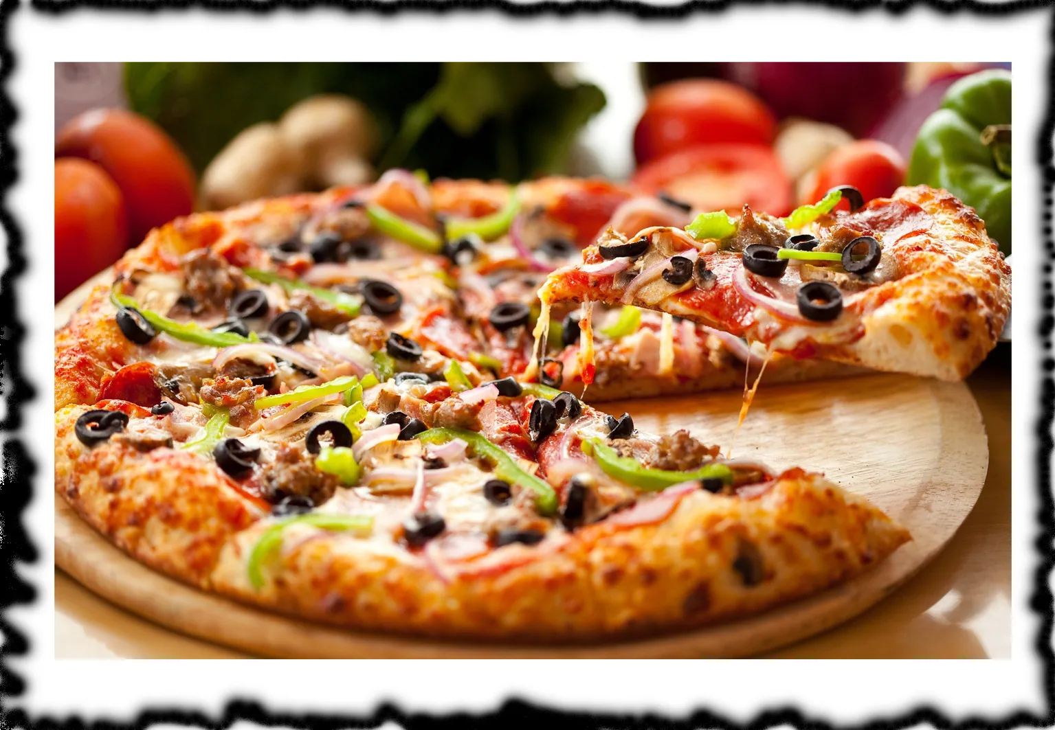 Frisch belegte Pizza mit Käse, Gemüse und Salami